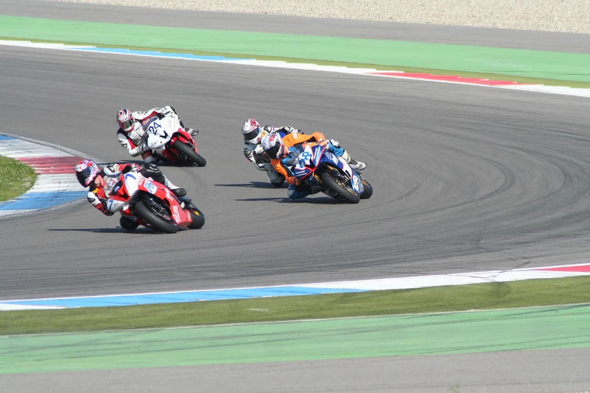Range de motos de course alignées en journée représentant différentes catégories