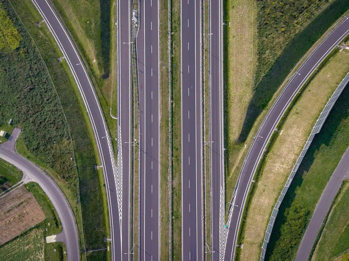 Vue satellite d’un échangeur routier complexe montrant des voies croisées