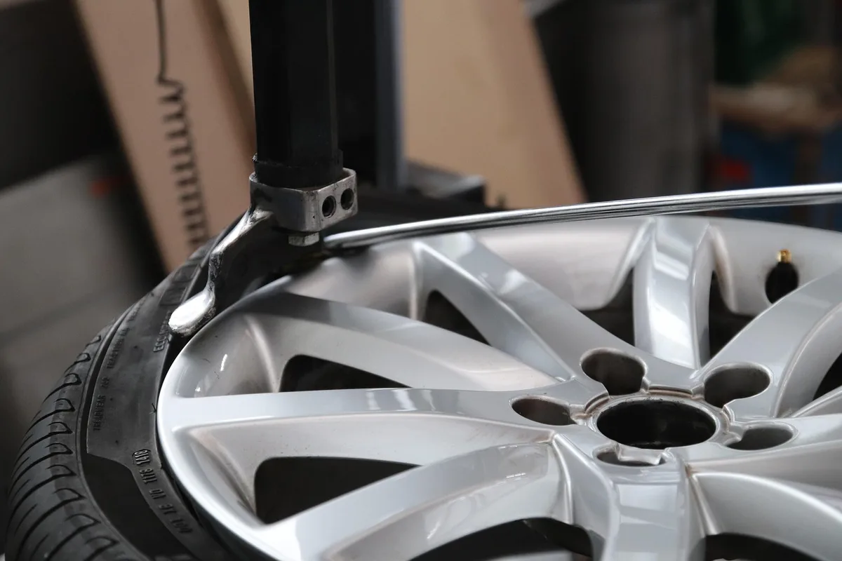 Équipe technique travaillant sur le réglage d'une moto en atelier lumineux