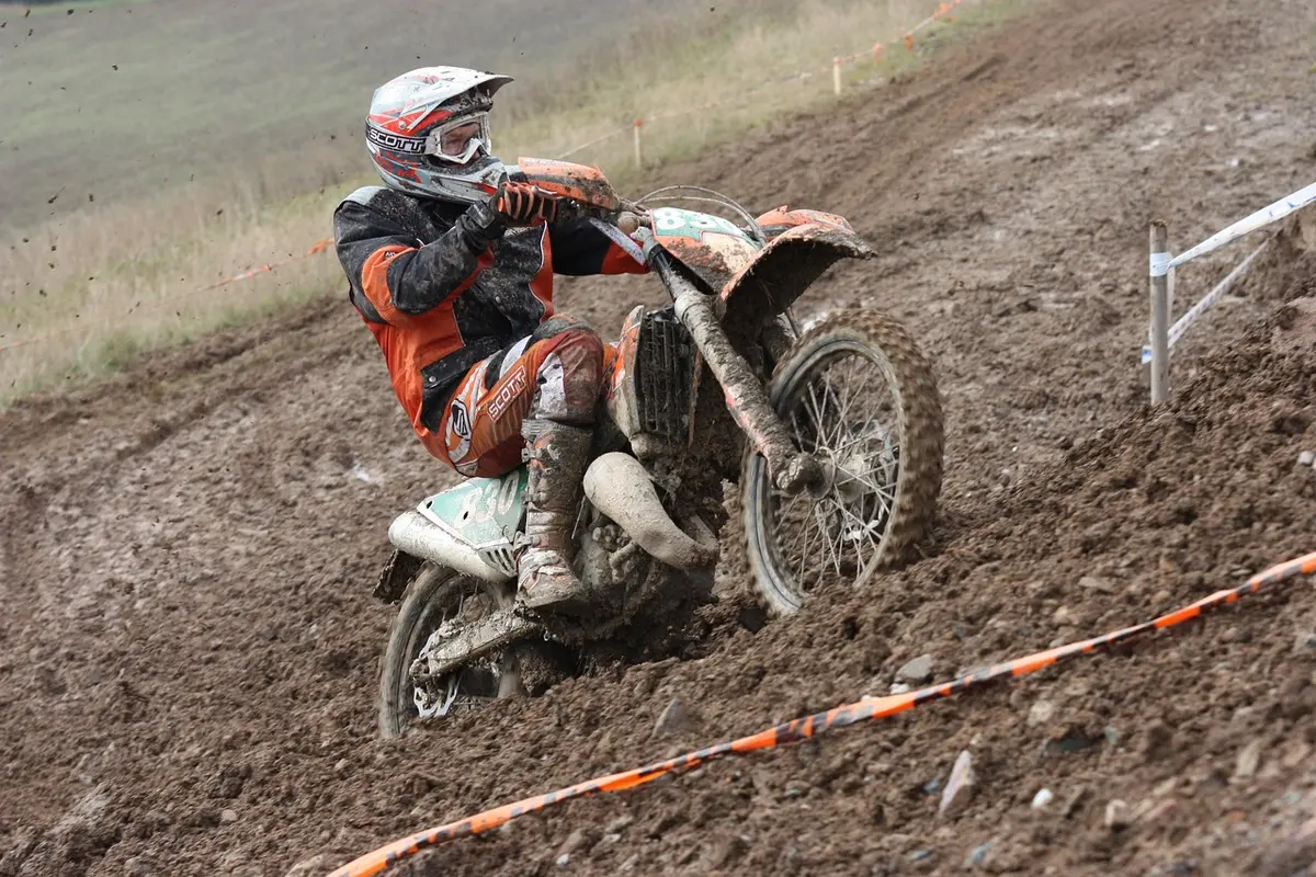 Motard sur route ouverte ressentant le vent et la vitesse