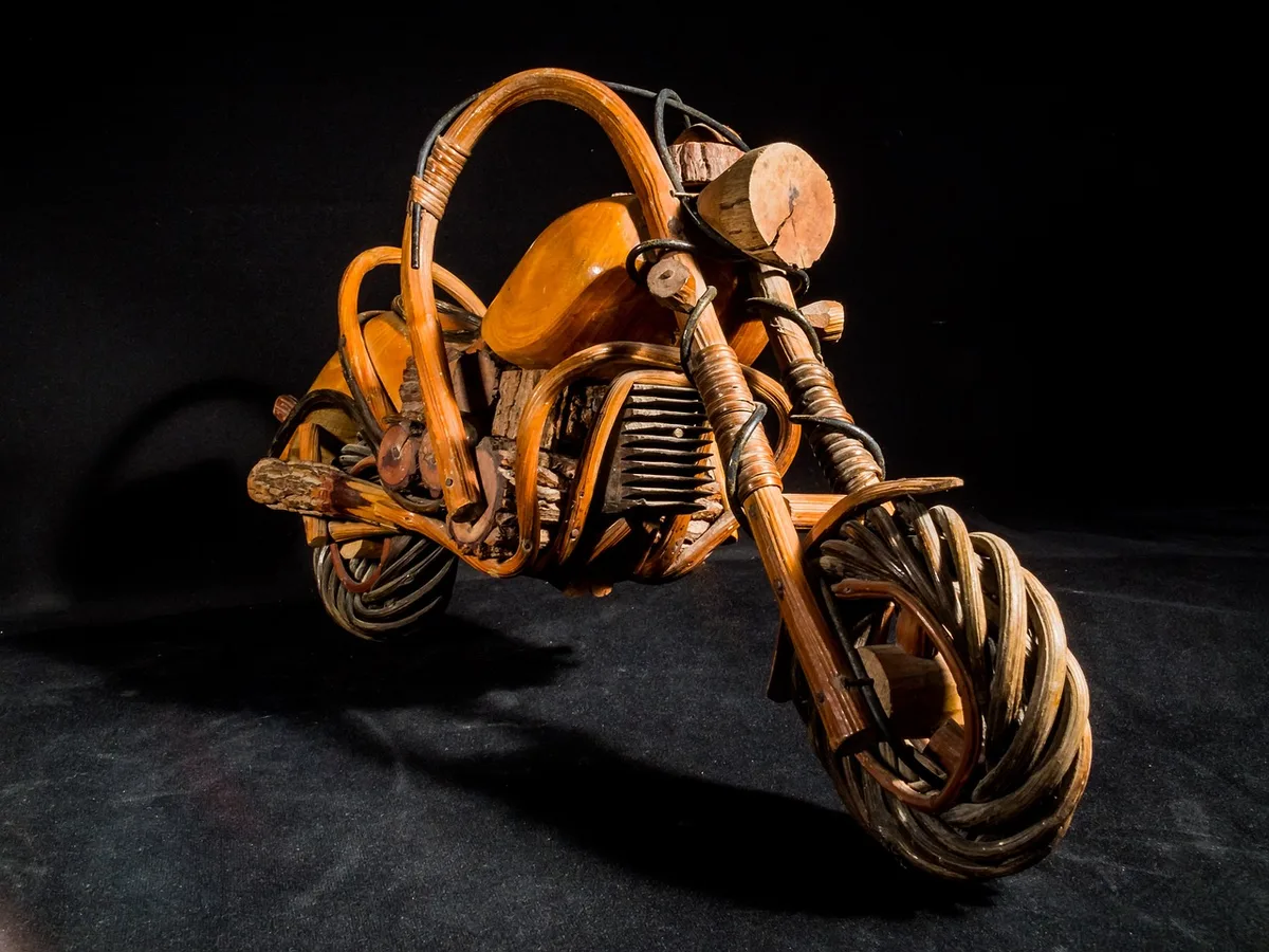 Deux motos anciennes exposées dans un showroom lumineux, vue d’ensemble