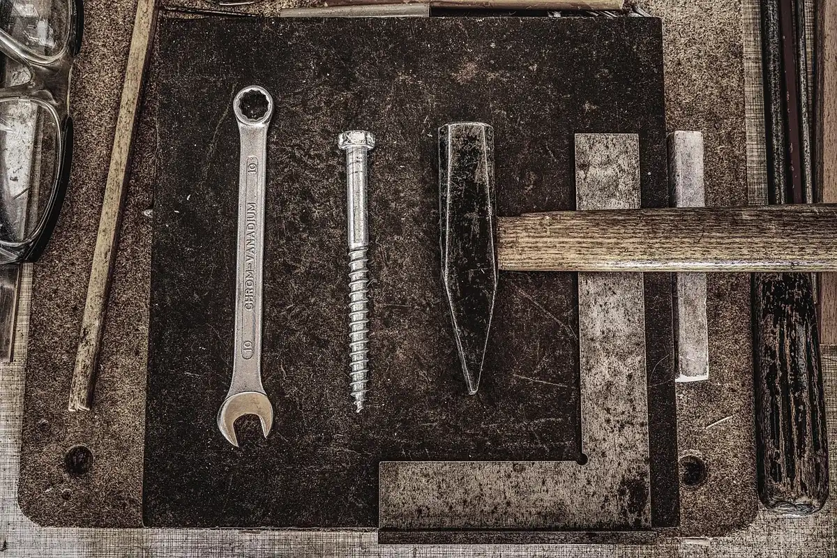 Établi avec outils et pièces détachées pour entretien moto ancienne