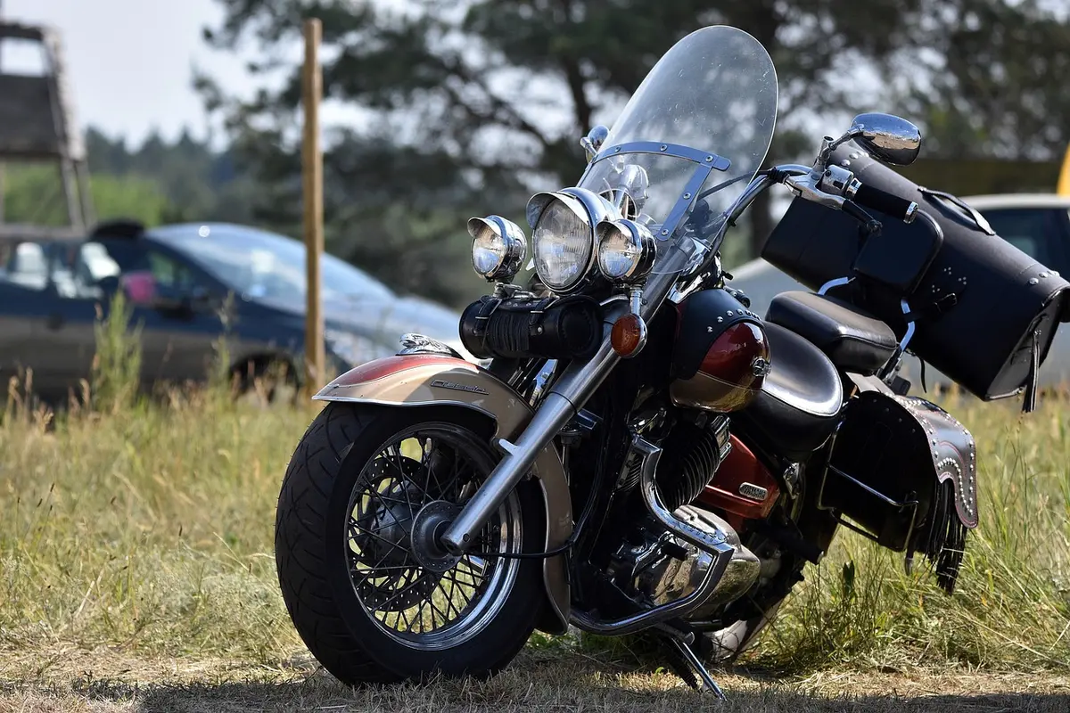 Moto légère garée proche du trottoir illustrant la facilité de manœuvre