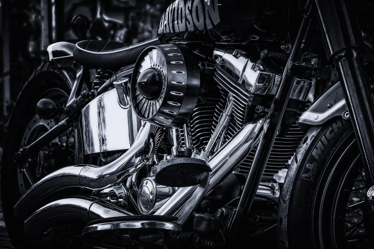 Gros plan sur le tableau de bord et commandes d'une moto avec ABS et e-clutch