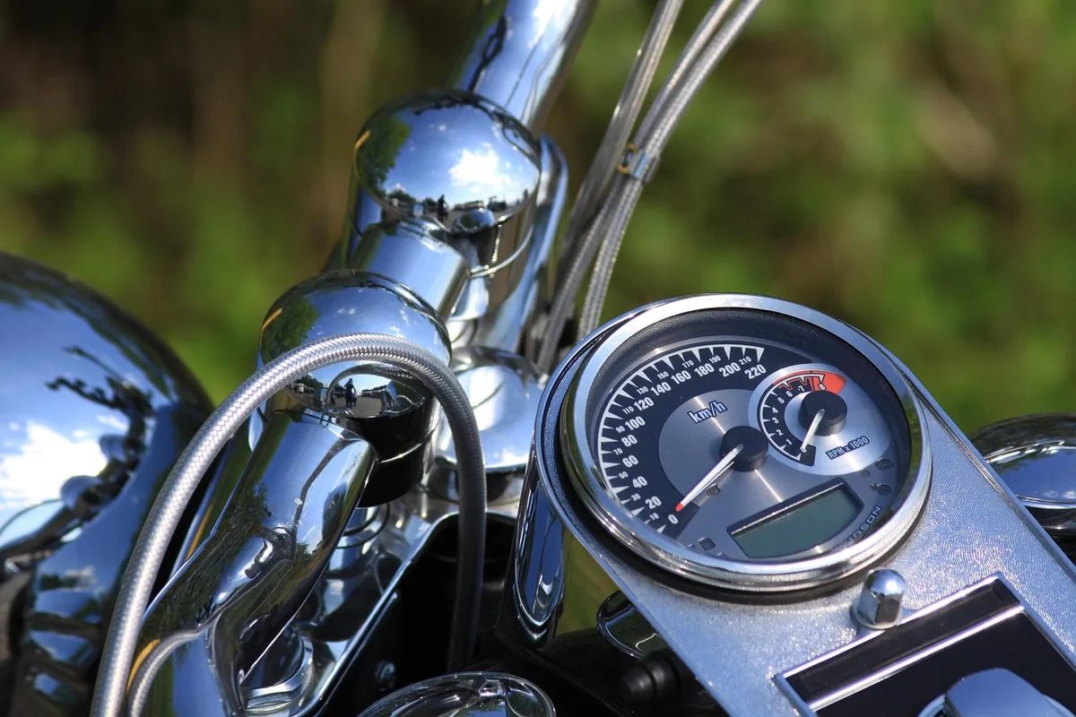 Propriétaire notant la valeur et le kilométrage d'une moto