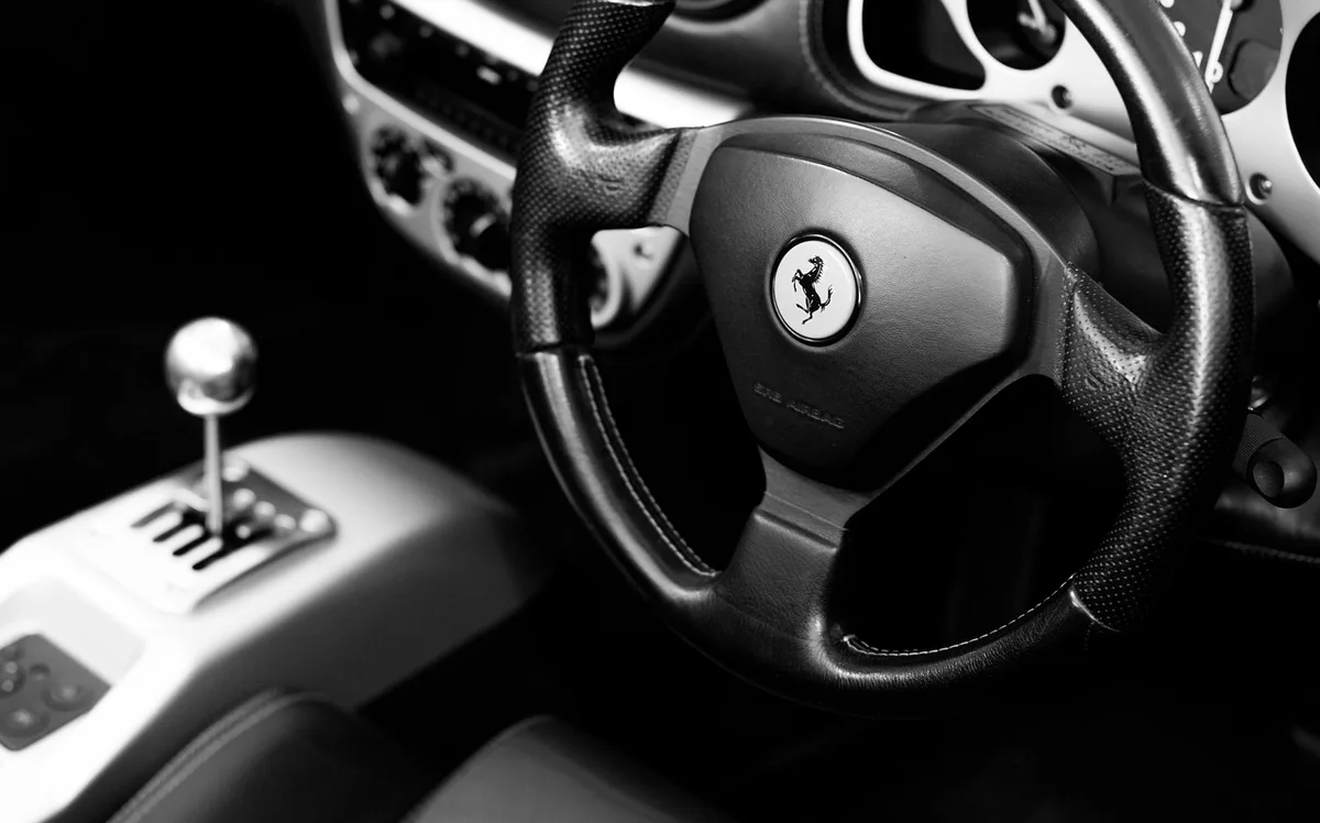 Intérieur d'une voiture banalisée avec équipement de mesure installé