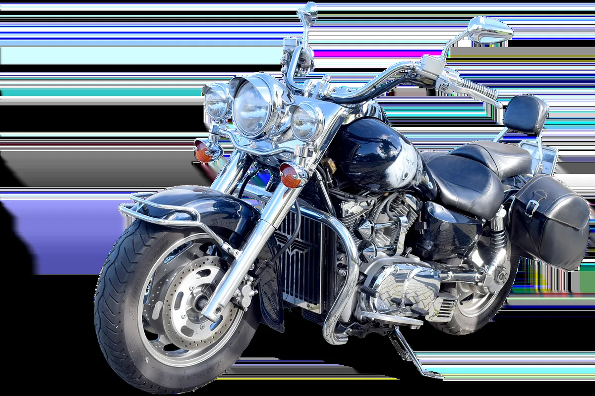 Allées d'un salon moto bondé avec stands et visiteurs en plein jour