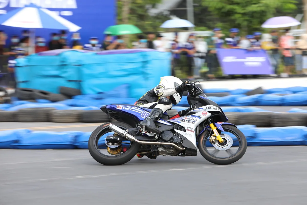 Ligne de motos de course classiques alignées près d'un circuit