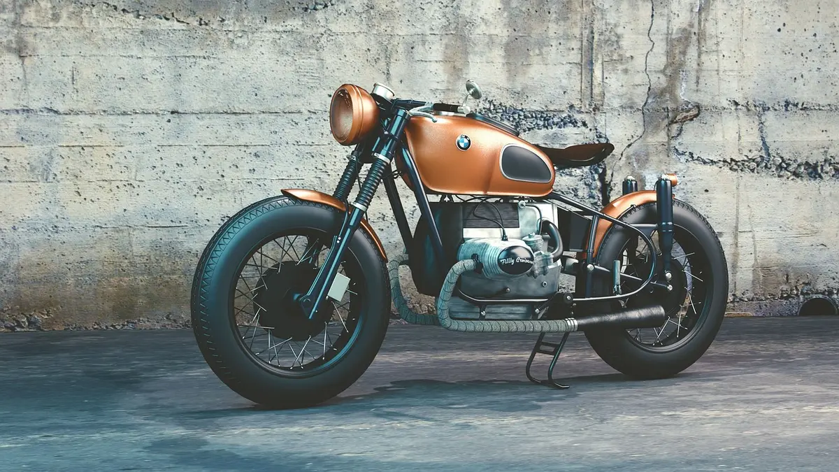 Mécanicien vérifiant un moteur de moto en atelier