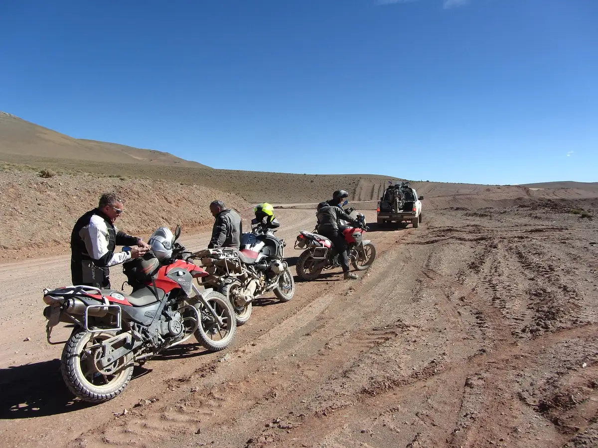 Moto d’aventure sur piste roulante illustrant l’usage touring et chemins légers