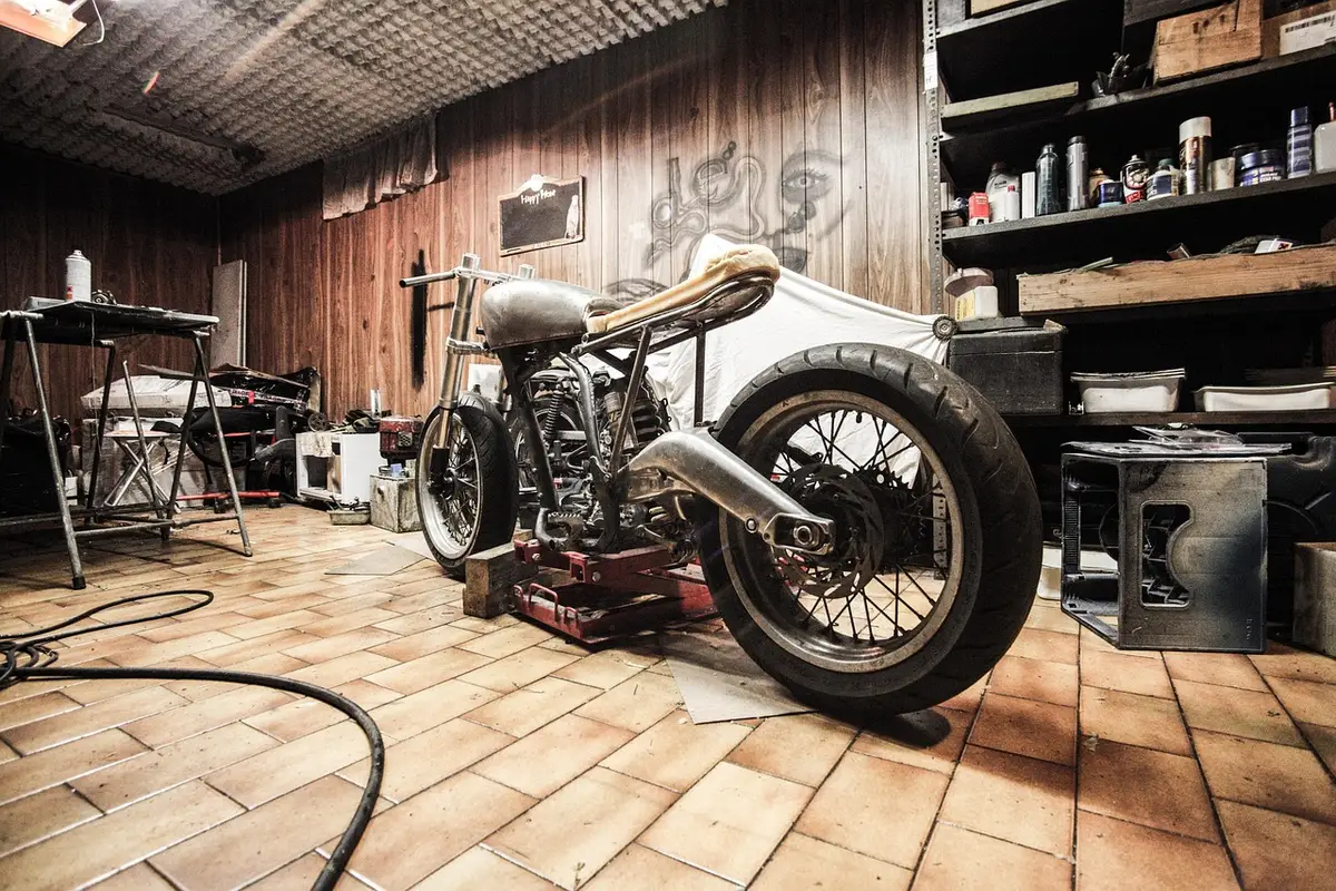 Détail moteur sport modifié sur établi en atelier