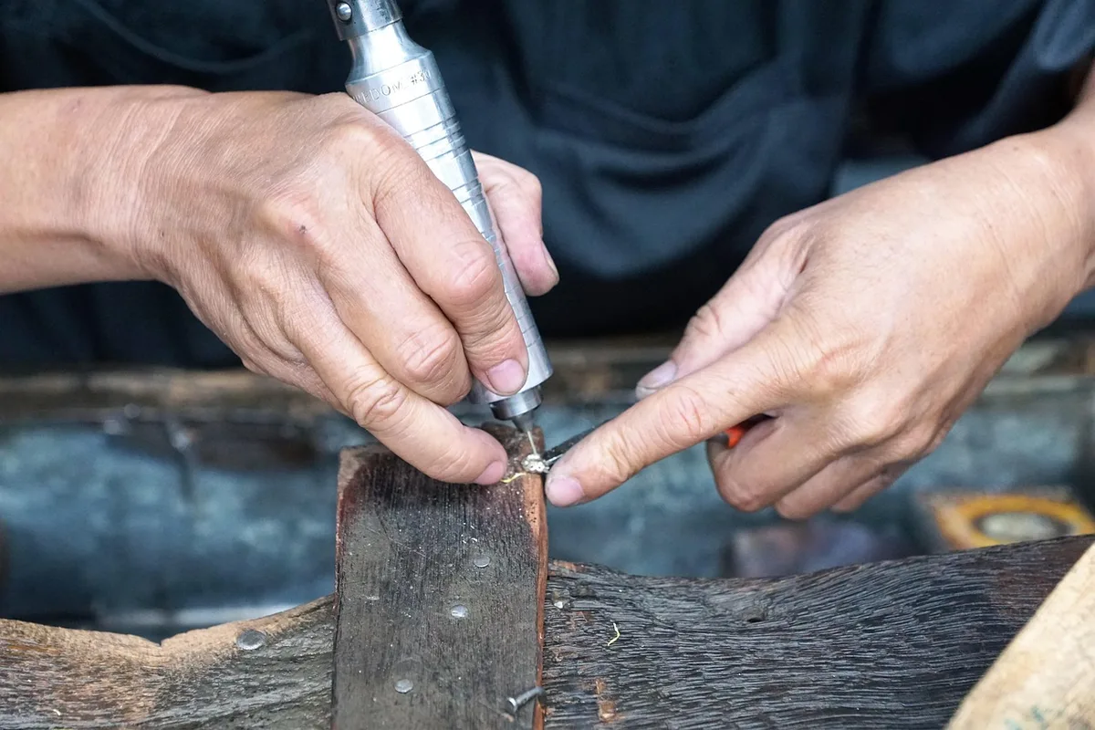 Atelier moto en plein jour, carénage de course sur un présentoir et établi avec outils